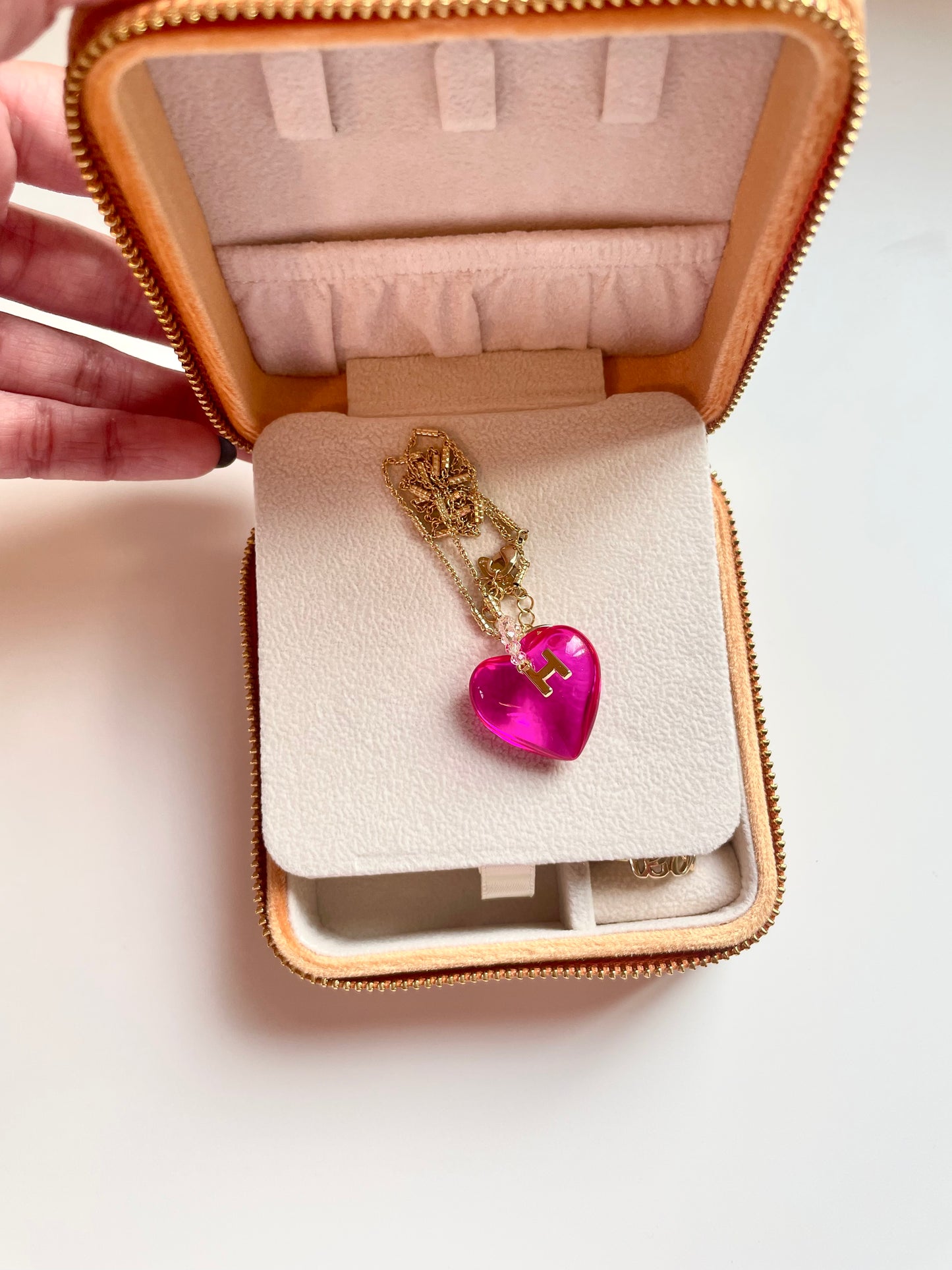 Amour Necklace (Fucsia)