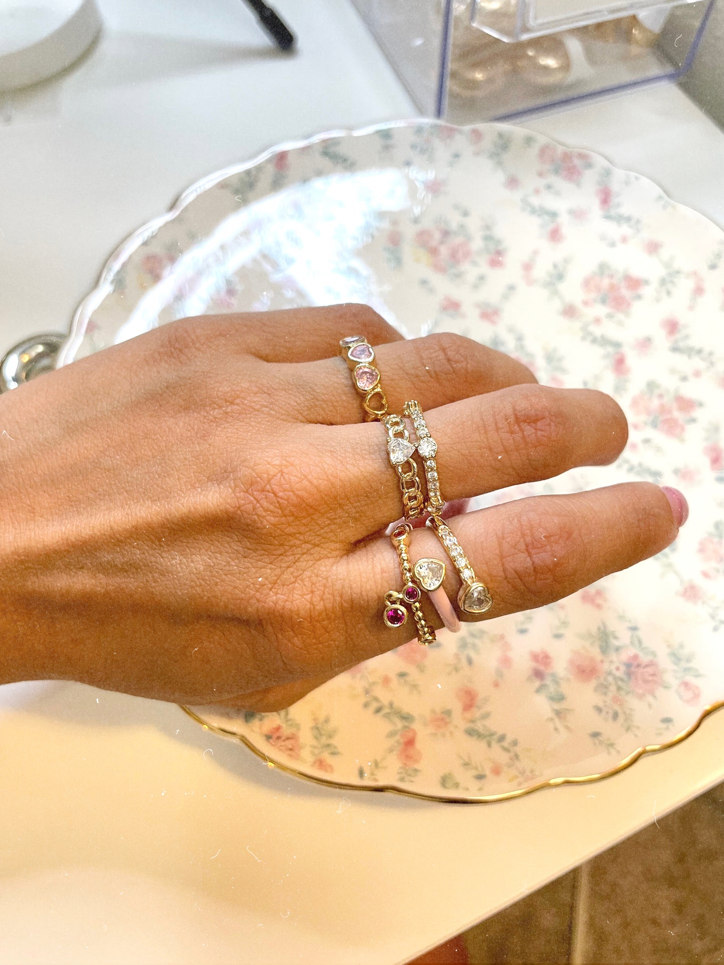 Anillo con cristales de colores