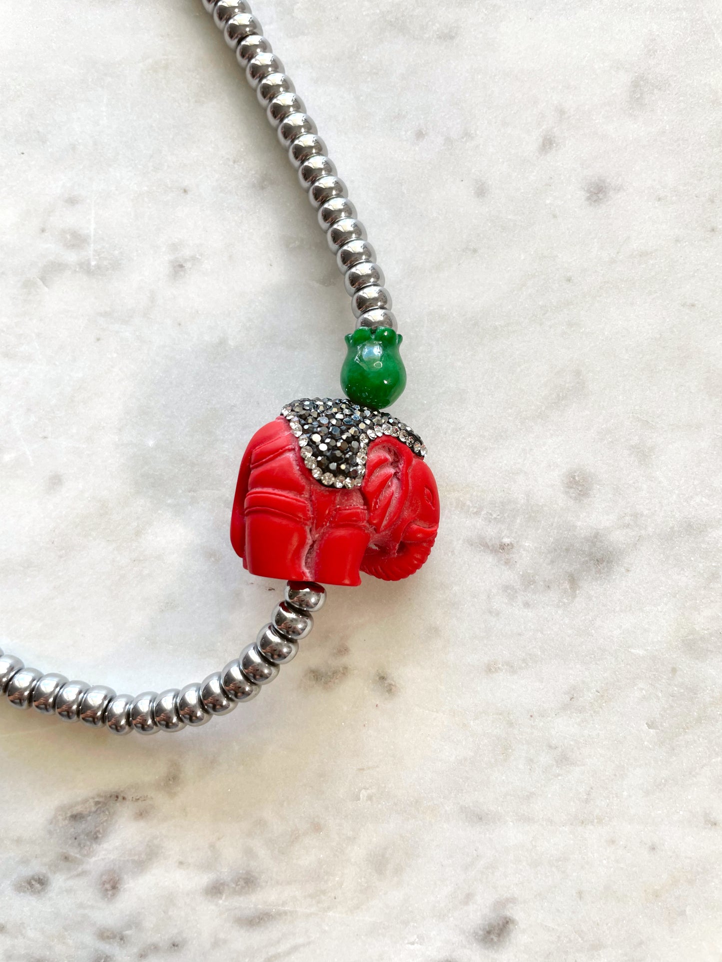 Collar Plateado con elefante y Jade