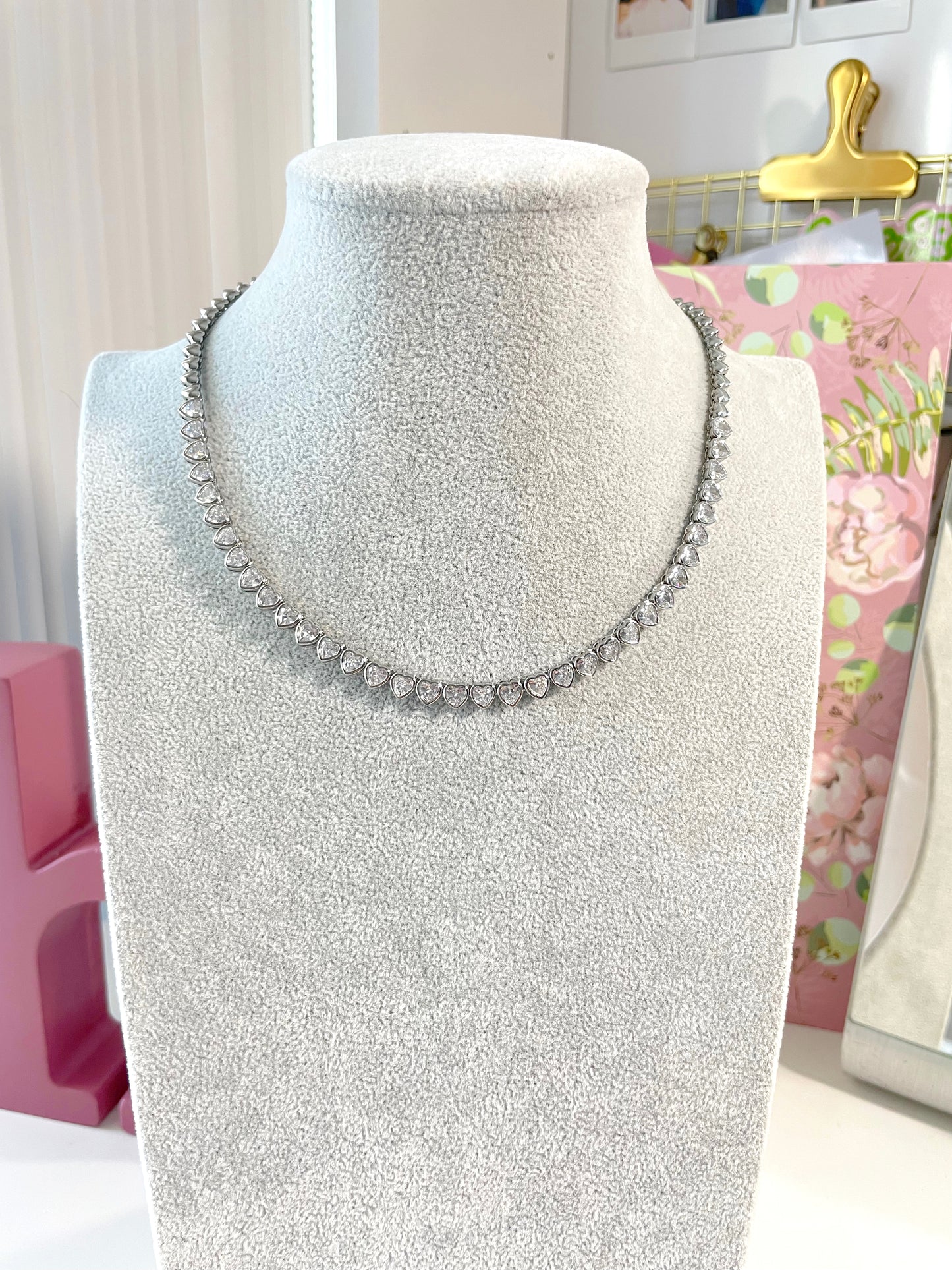 Collar plateado de corazones