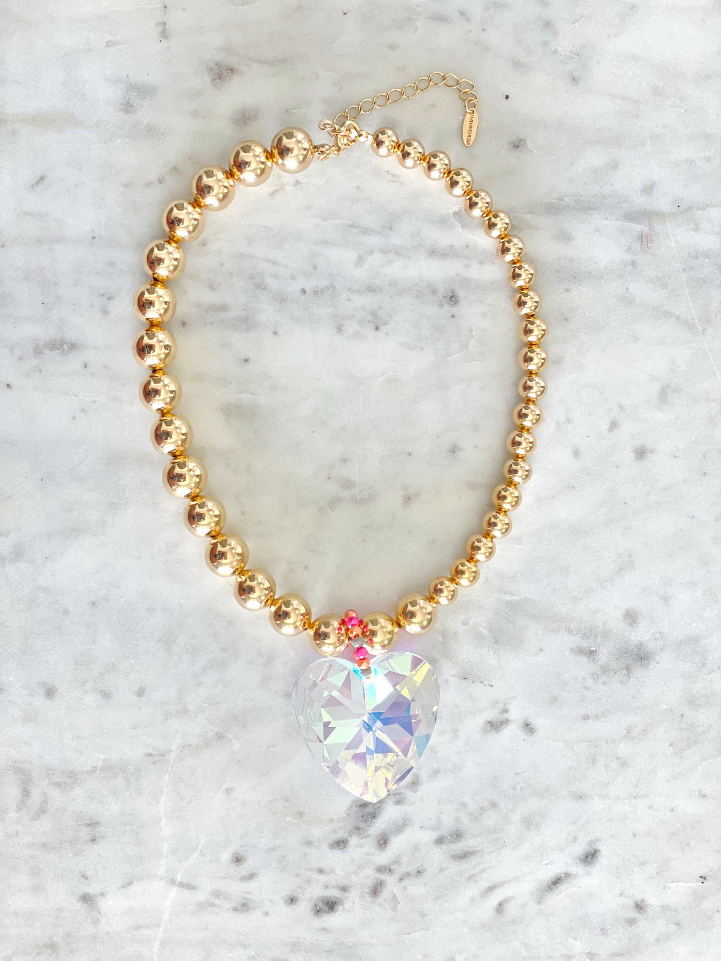 Collar de balines dorados con corazón de Cristal