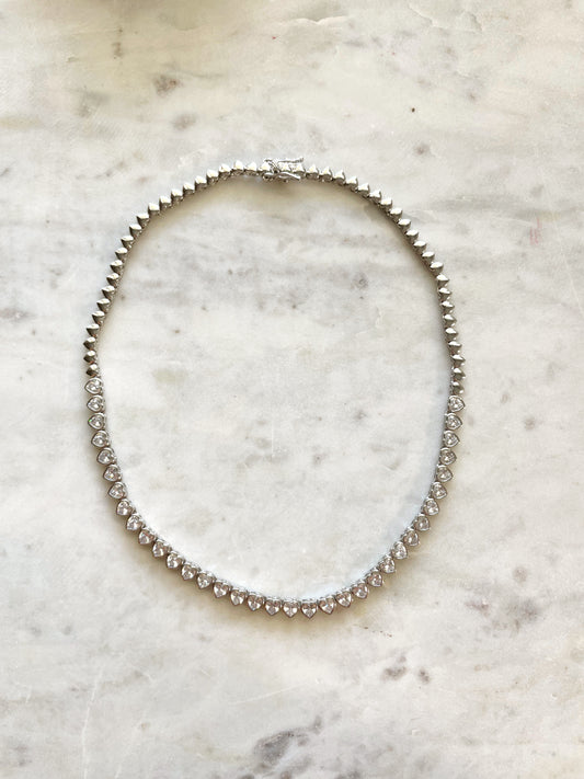 Collar plateado de corazones