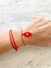Load image into Gallery viewer, Hilito rojo con la Mano de Fatima
