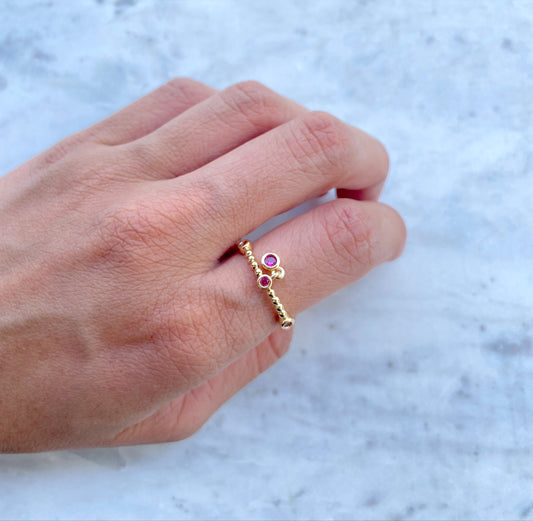 Anillo con cristales de colores
