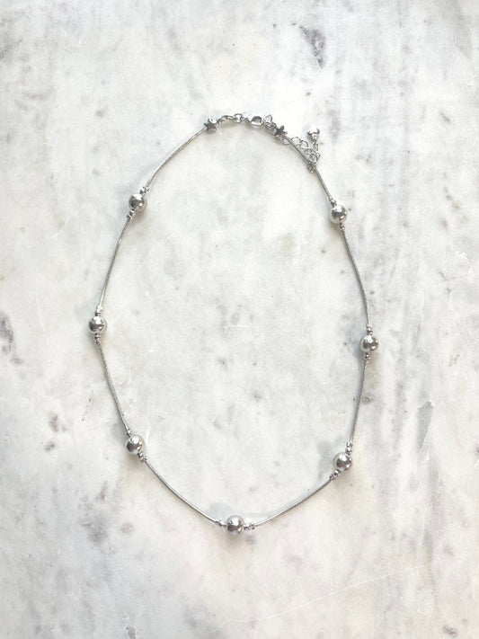 Collar plateado de Balines